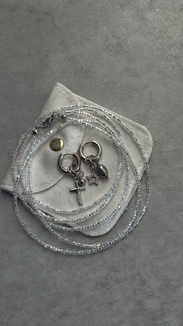 Trīs chokeri un auskari komplektā, ideāli piemēroti modernai aksesuāru kolekcijai.