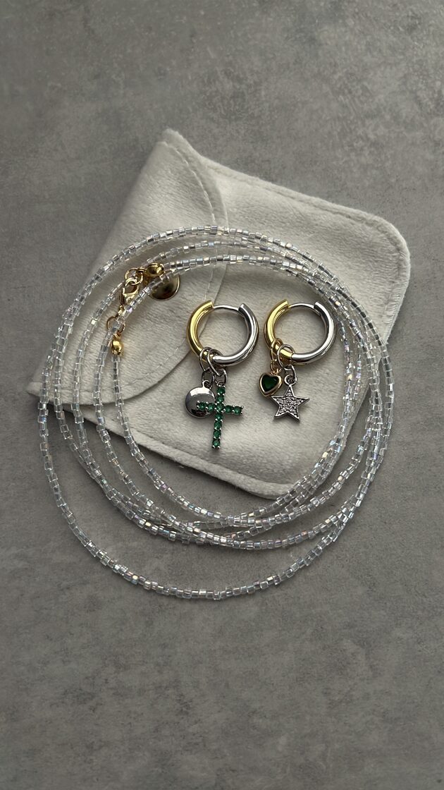 Trīs choker kaklarotas un auskari komplekts modernam aksesuāru izskatam.