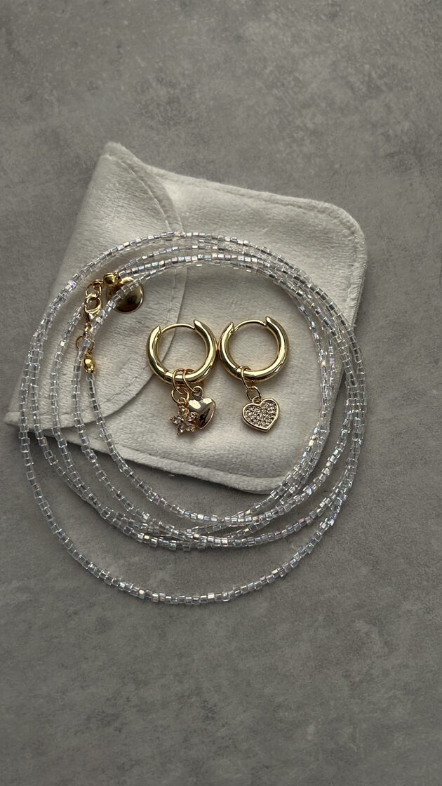 Trīs choker kaklarotas un auskari komplekts, elegants un moderns aksesuāru izvēle.