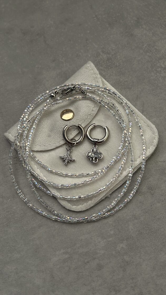 Trīs choker kaklarotas un auskari komplekts, moderns un stilīgs aksesuārs ikdienai.