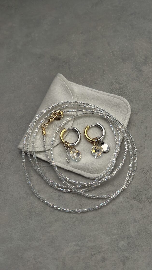 Trīs choker kaklarotas un auskari komplekts modernam un stilīgam izskatam.