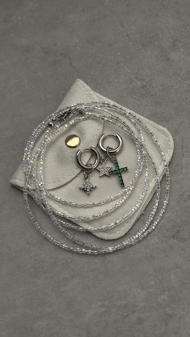 Trīs choker kaklarotas un auskari komplekts modernai aksesuāru izvēlei.