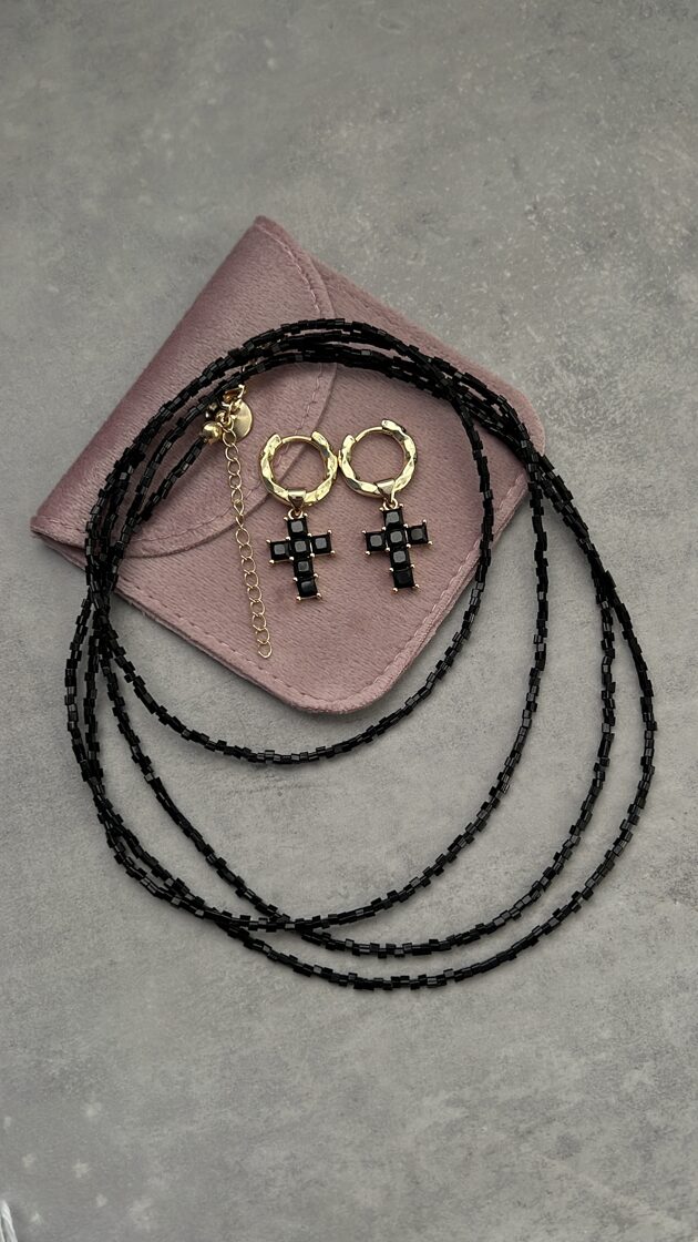 Trīs čokeri un auskari komplektā, elegants aksesuāru komplekts.