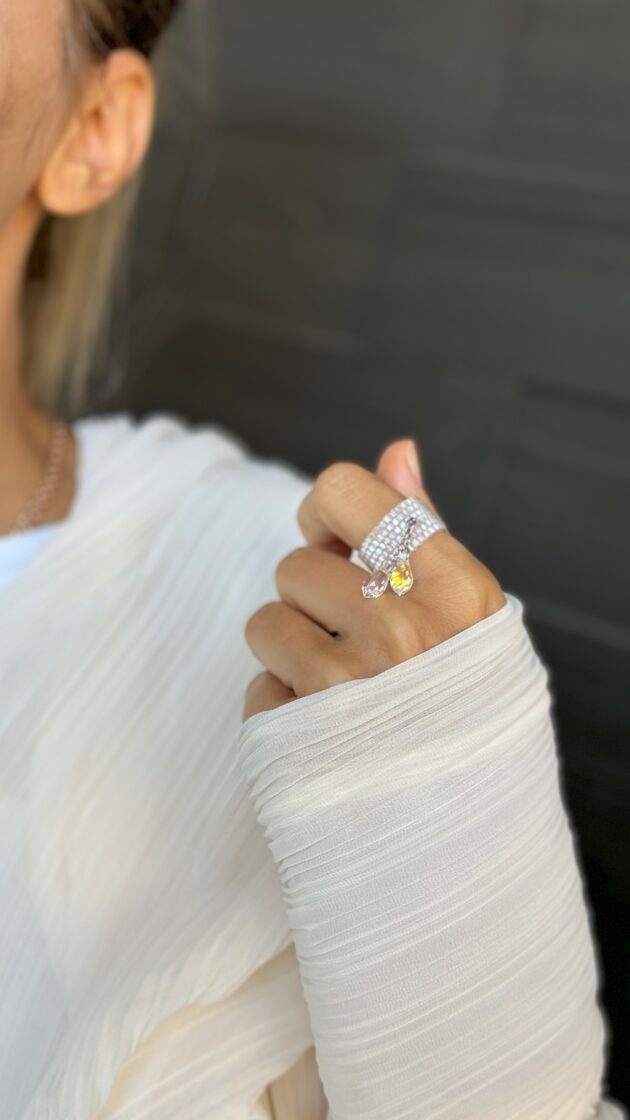 Balts cukurs ar divām pilēm, piemērots saldināšanai un ēdienu pagatavošanai.