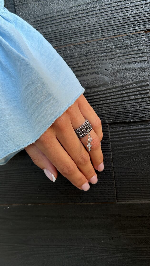 Grafīta akmens gredzens ar krustu un mazu akmeni, elegants un stilīgs aksesuārs.