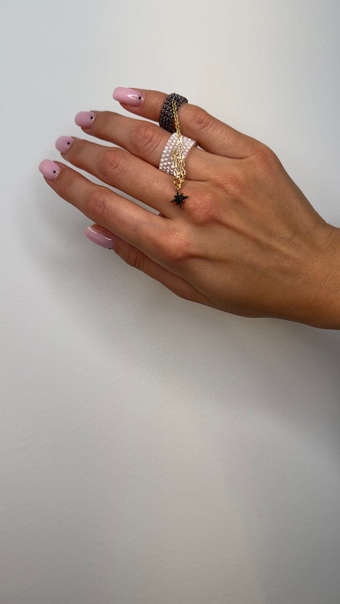 Speciāls gredzens ar unikālu dizainu un augstas kvalitātes materiāliem.