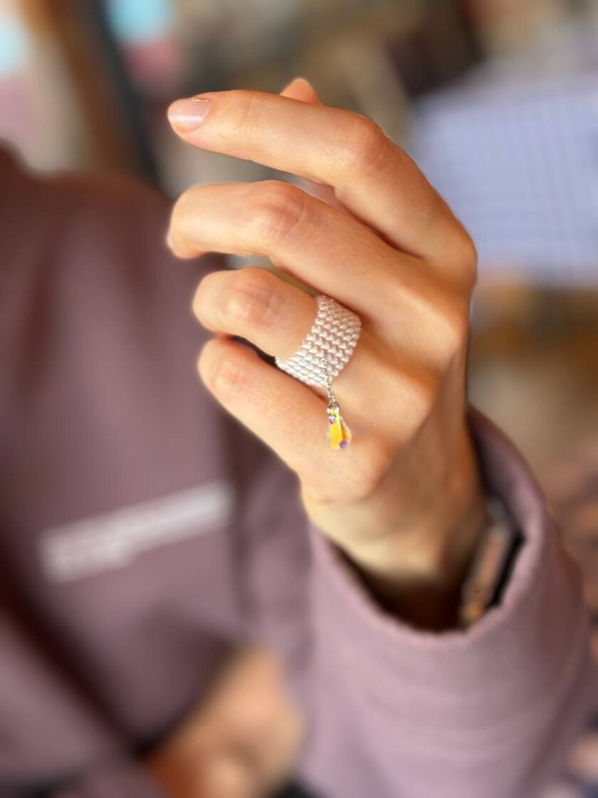 Baltā pērle ar pilienveida dizainu, eleganta rotaslieta, kas piešķir šarmu un stilu.