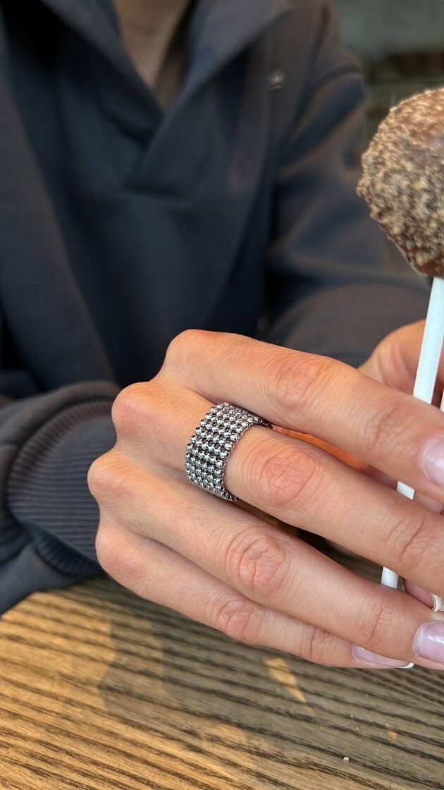 Gredzens ar sudraba krāsas pērlīti, elegants un moderns aksesuārs ikdienai.