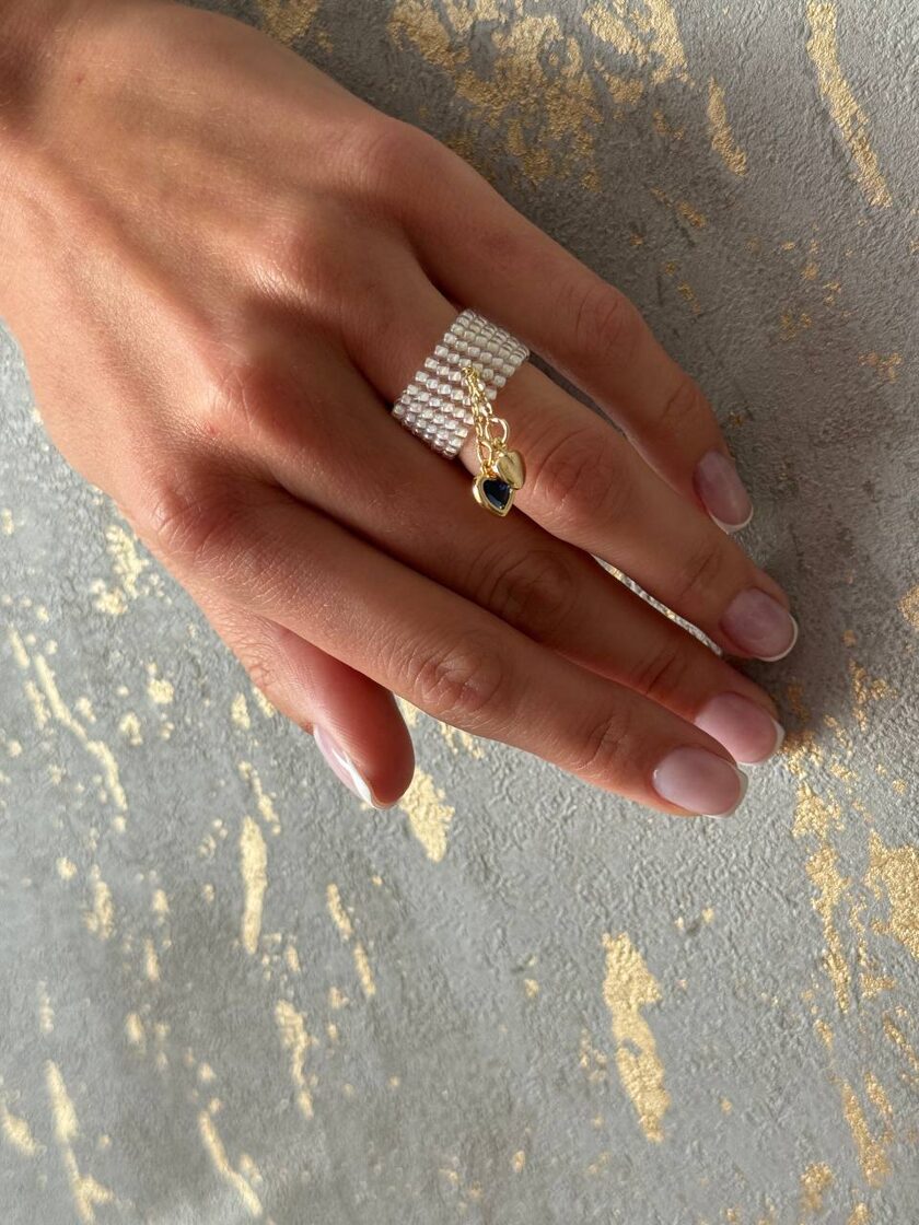 Baltā pērle ar zilu un zeltītu sirdi, eleganta rotaslieta ar unikālu dizainu.