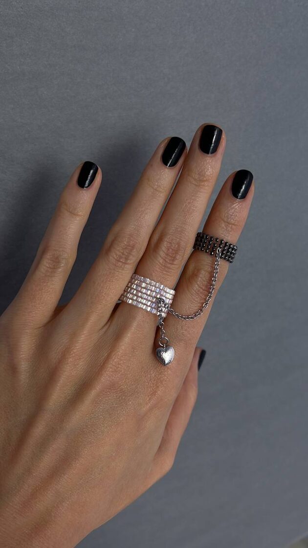 Balts cukurs ar grafītu un mazu sirdi, elegants un stilīgs dizains.