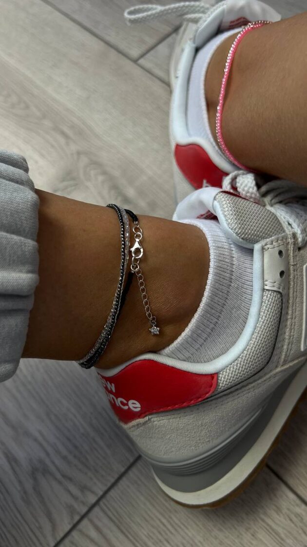 Pelēks anklets ar modernu dizainu, piemērots ikdienas valkāšanai.