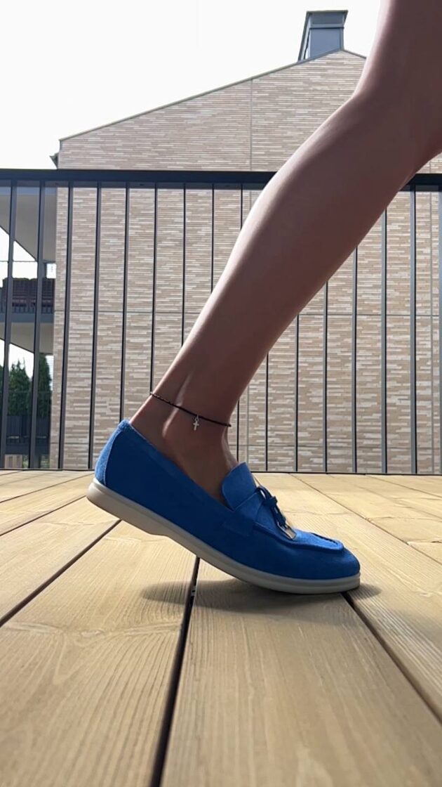 Melnā matētā potītes ķēdīte ar šarmu, pievilcīgs aksesuārs ikdienas apģērbam.