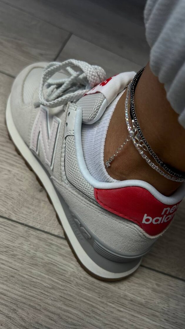 Baltā cukura piekariņu anklets ar elegantu dizainu, piemērots ikdienas valkāšanai.