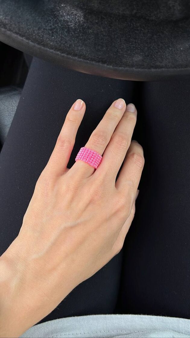 Gredzens ar Barbie dizainu, kas piešķir rotaļīgu un stilīgu akcentu jebkurai apģērbu kombi