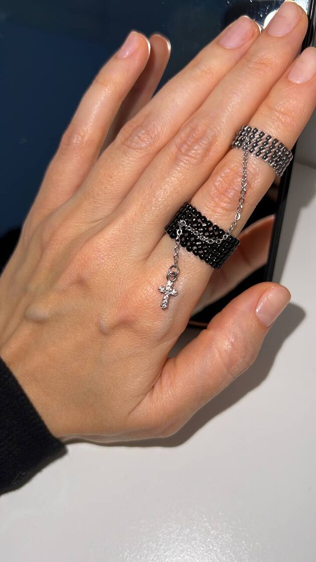 Melna skatiena un grafīta krāsu kombinācija ar krustu dizainu.