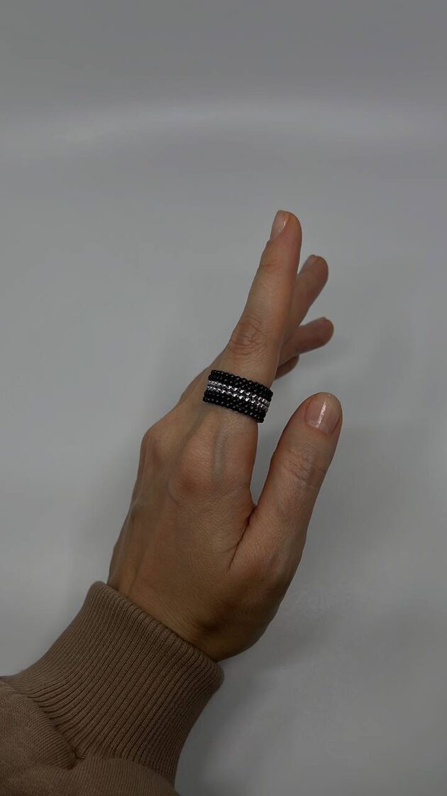 Melns gredzens ar divām sudraba joslām elegantiem aksesuāriem.