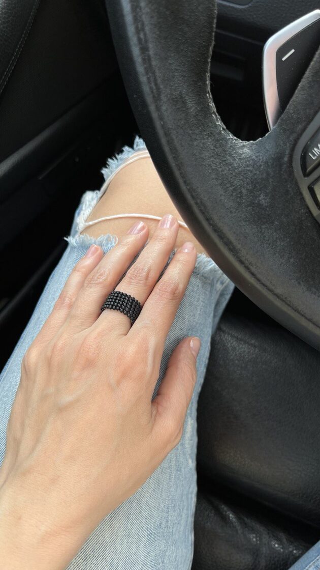 Melns matēts gredzens ar vienkāršu un elegantu dizainu, piemērots ikdienas valkāšanai.