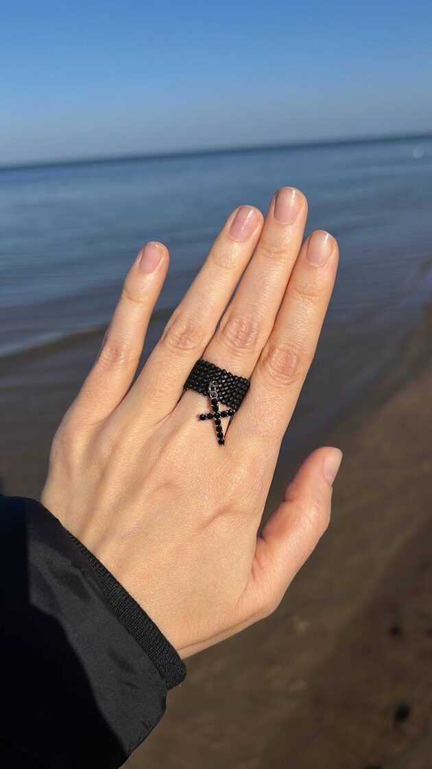 Melna matēta virsma ar melnu krustu dizainā.