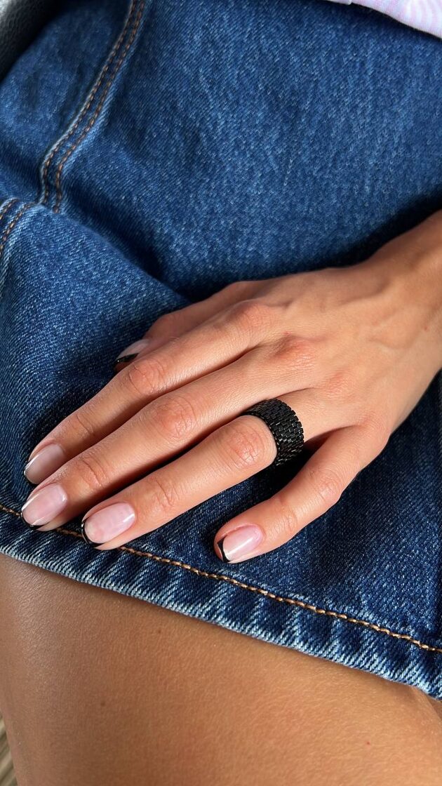 Elegants melns gredzens ar cukura tekstūru, kas piešķir unikālu šarmu un stilu.