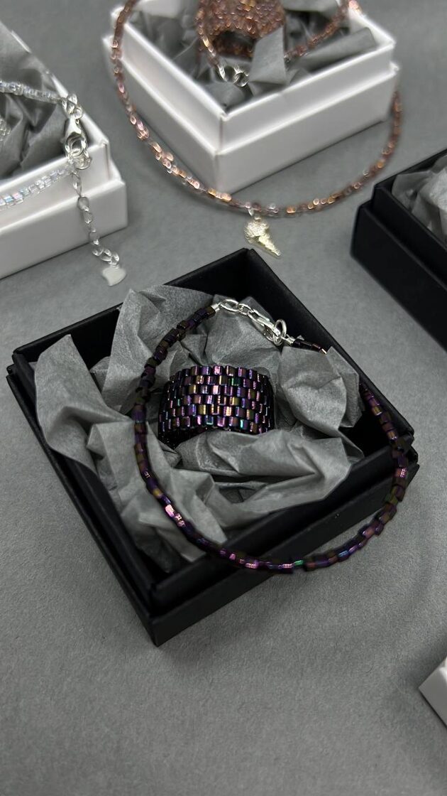 Rokassprādze Violet Sugar ar piekariņu, izgatavota no violetas krāsas materiāliem un dekor