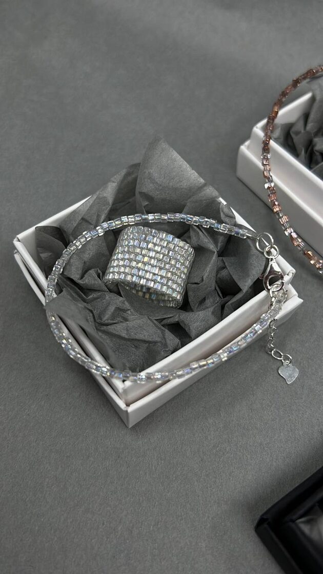 Rokassprāzde White Sugar ir eleganta rotaslieta ar baltu dizainu, kas piešķir stilu un šar