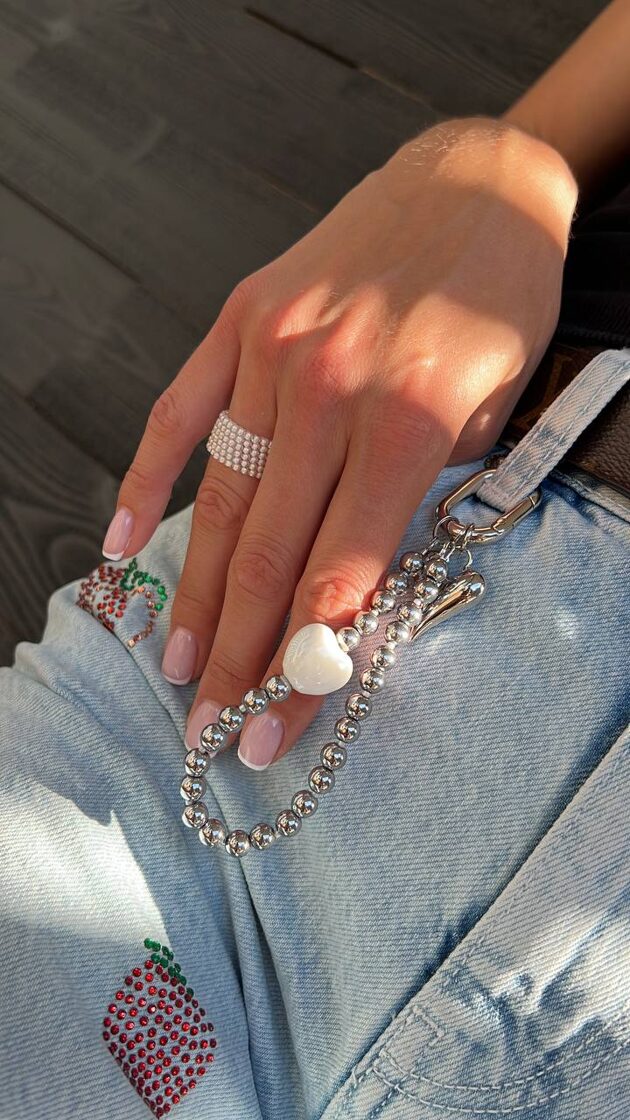 Hematīta ķēde ar gludām, spīdīgām akmens pērlītēm, piemērota rotāšanai un enerģijas līdzsv