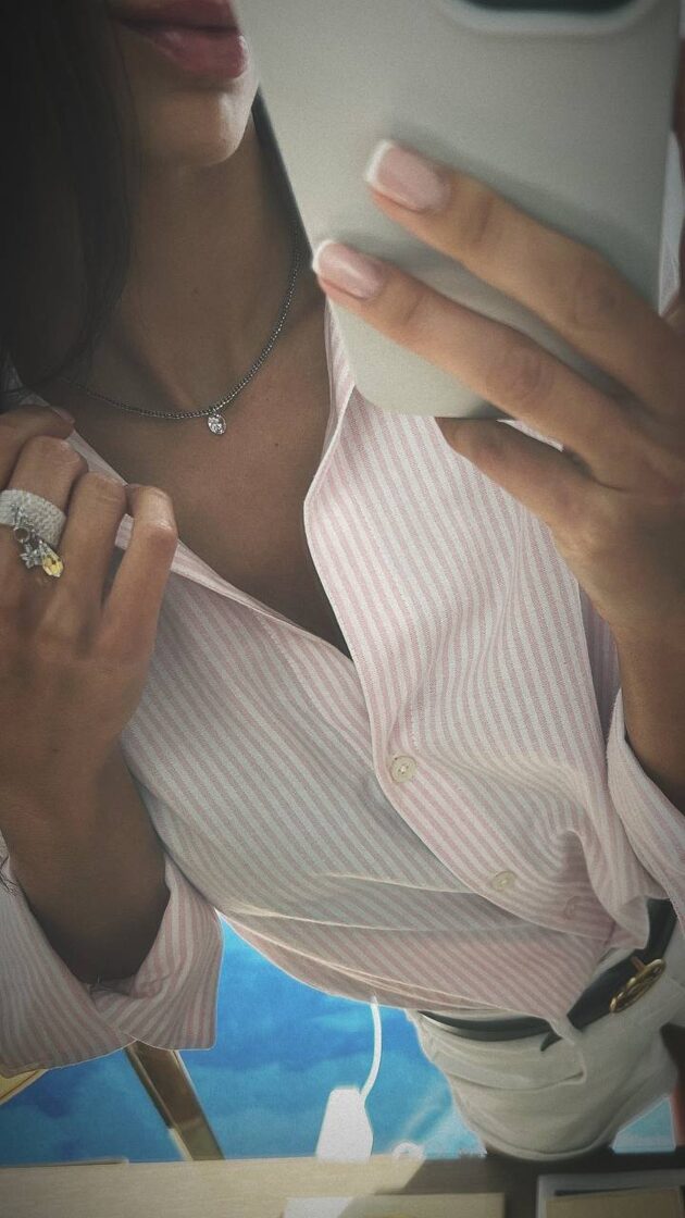 Black choker with a large stone, a modern and elegant accessory.