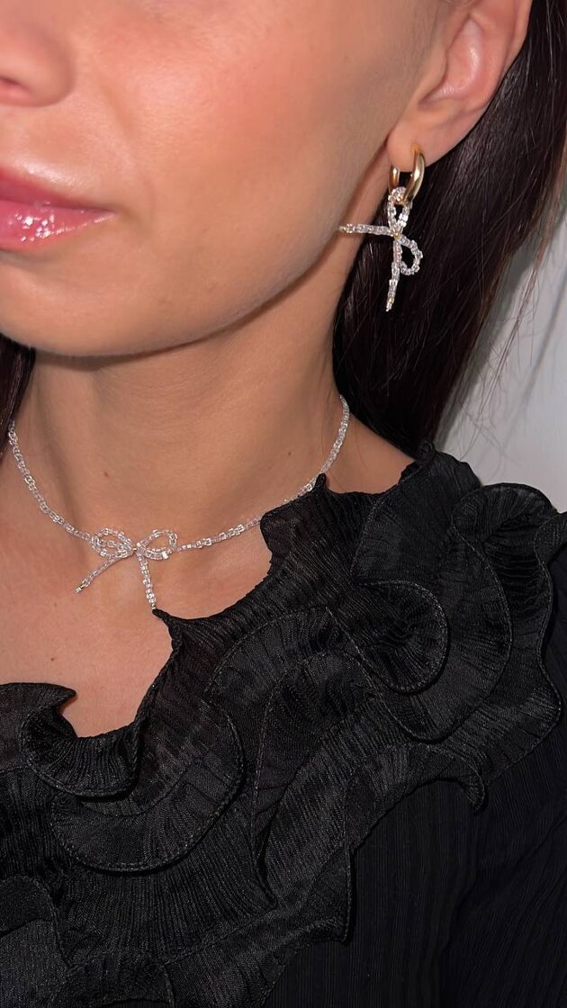 Balts čokers ar nosaukumu WHITE SUGAR, elegants un stilīgs aksesuārs.