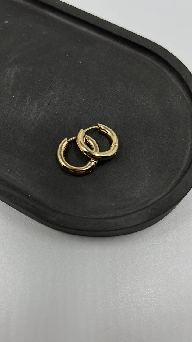 Auskari KONGO 18mm ar elegantu dizainu un mirdzošu apdari, piemēroti ikdienas valkāšanai.