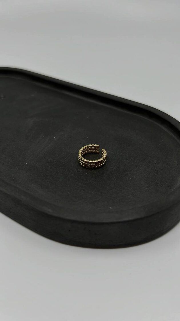 Auskari KAFF ar modernu dizainu un elegantu apdari, piemēroti ikdienas nēsāšanai.