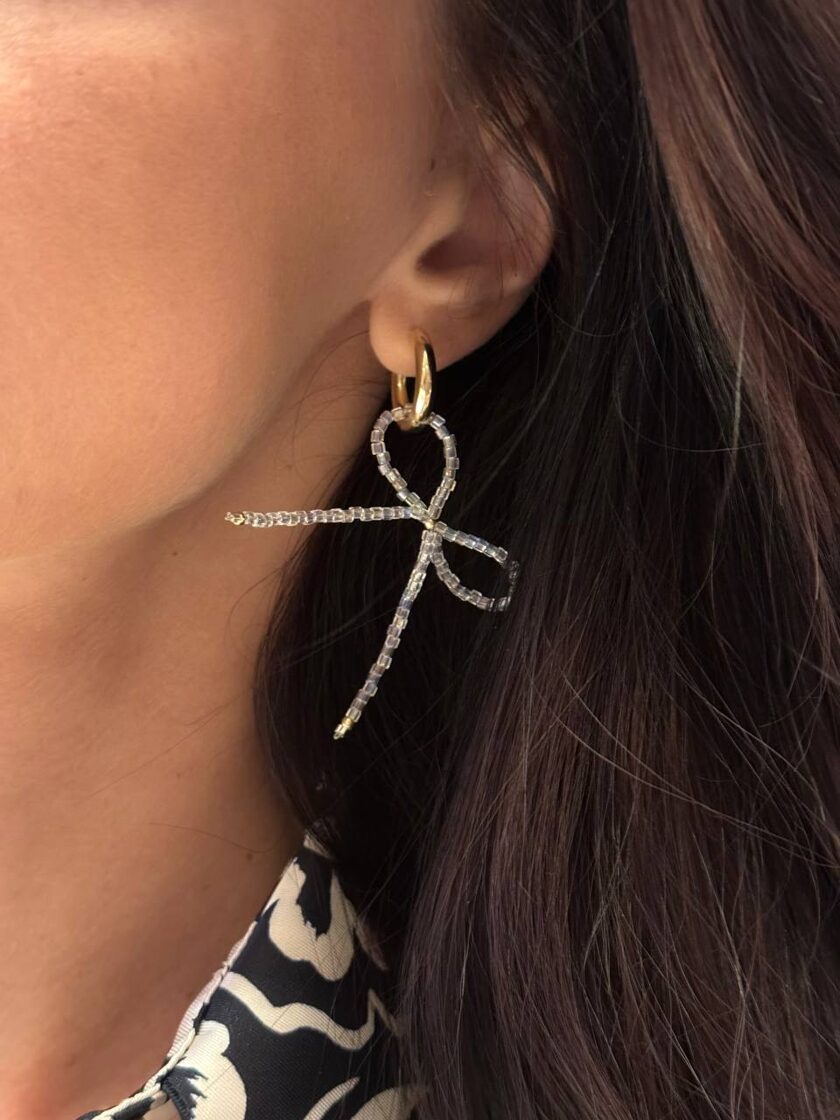 Auskari KONGO ar baltu cukuru, eleganta un mūsdienīga rotaslieta.