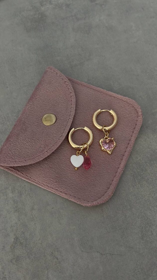 Современная пара серег с элегантным дизайном, подходит для повседневной и торжественной одежды.