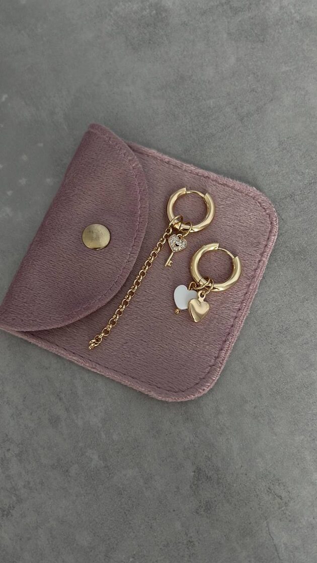 Серьги с элегантным дизайном, подходящие для повседневных и праздничных нарядов.