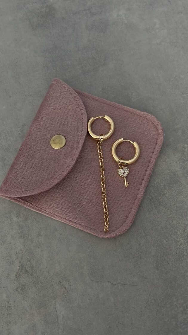 Серьги 36 с элегантным дизайном, подходящие для повседневной носки или торжественных мероприятий.