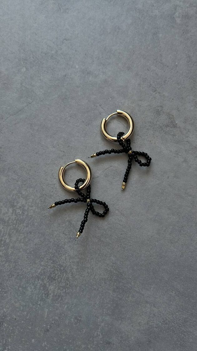 Kongo 18mm серьги с черным блеском, элегантные и современные аксессуары.