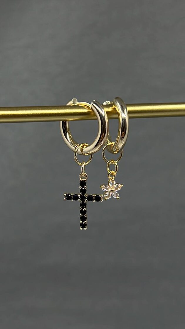 Auskari KONGO18 ar krustu un ziedu dizainu, eleganta aksesuāru izvēle.