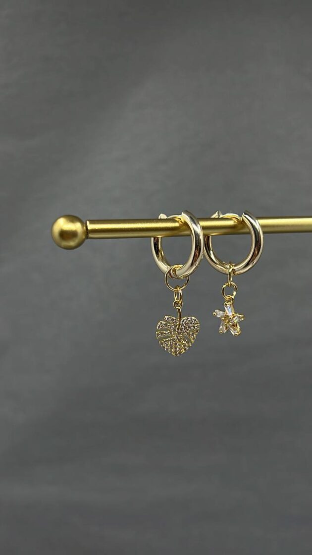 Auskari ar Monstera lapu un zvaigzni, izgatavoti no augstas kvalitātes materiāliem.