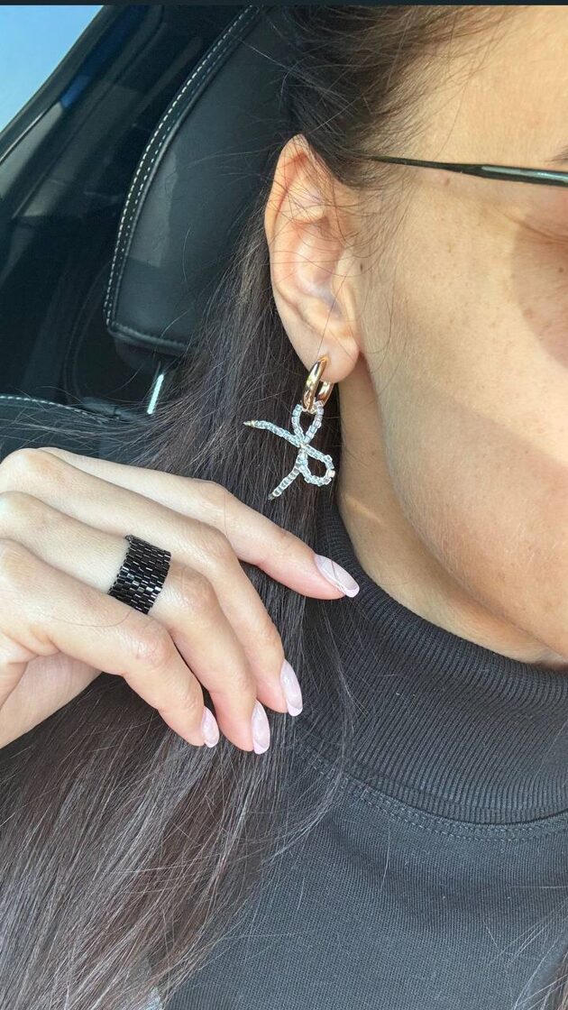 Auskari KONGO ar maziem baltiem cukuriem, eleganta un stilīga rotaslieta.