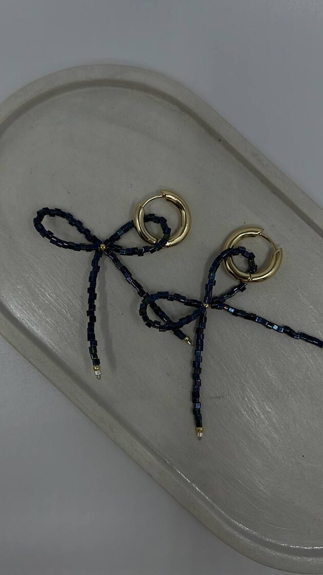 Auskari KONGO ar zilu cukuru, moderns rotaslietu dizains ar izteiksmīgu krāsu kombināciju.