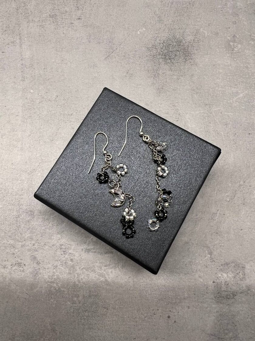 Auskari ar piekariņiem, eleganta rotaslieta ar stilīgu dizainu.