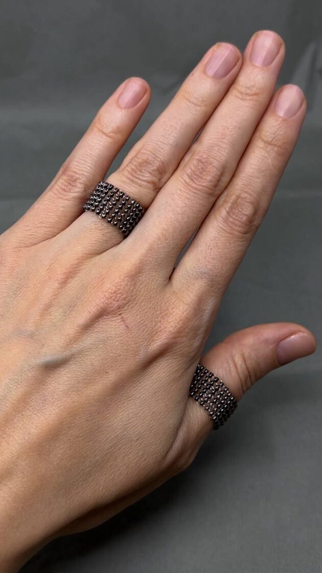 Gredzens Graphit ar modernu dizainu un elegantu pelēko tonusu, piemērots ikdienas valkāšan