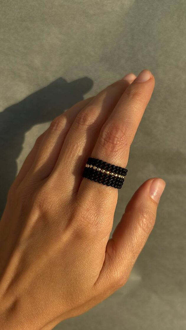 Gredzens Black Matte with One Centered Gold