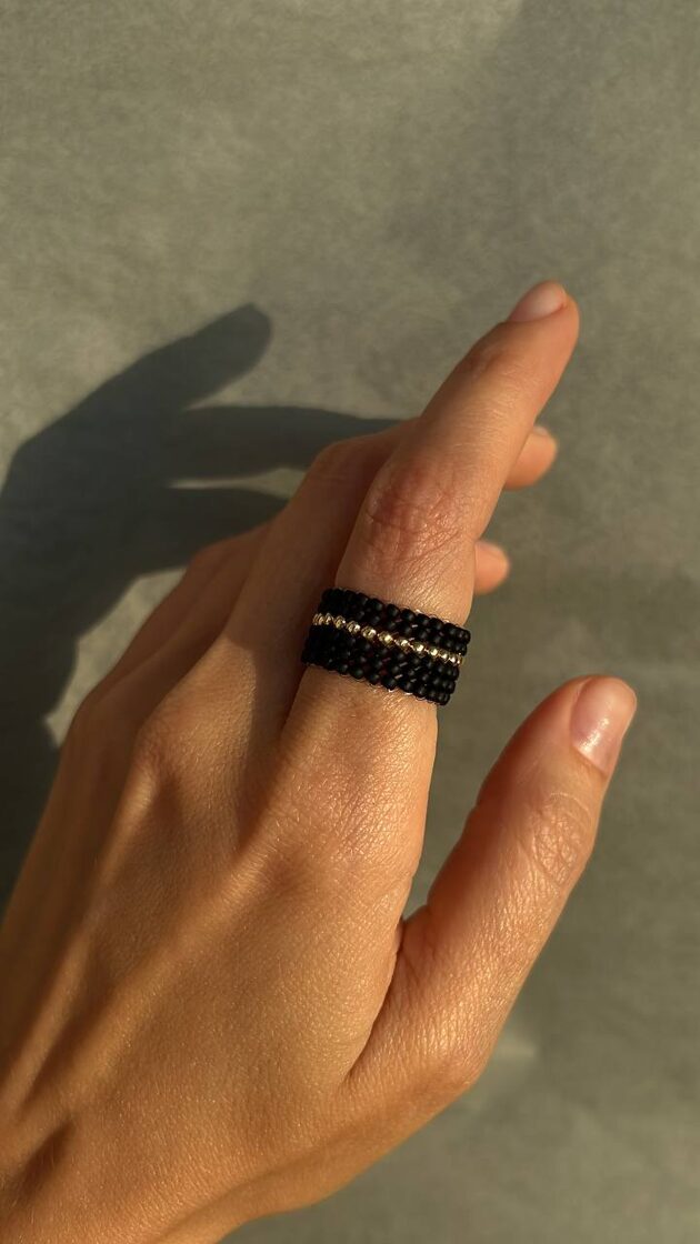 Gredzens Black Matte with One Centered Gold