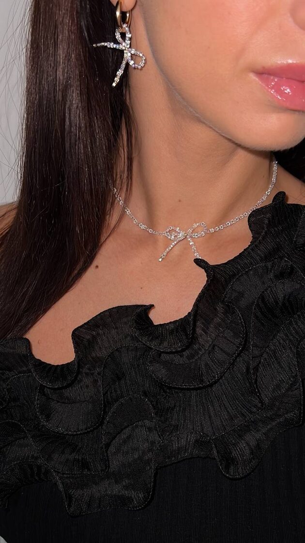 Комплект 09 включает серьги, подвеску и чокер, создавая элегантное и гармоничное украшение.