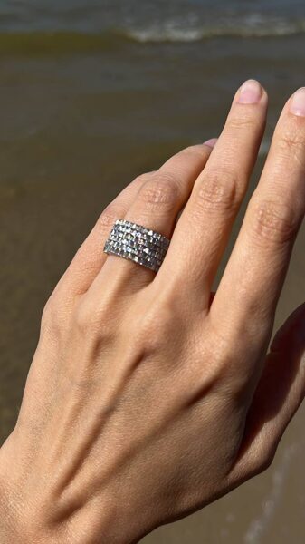 Gredzens ar perlēm un cukura akcentiem, elegants un izsmalcināts rotājums.