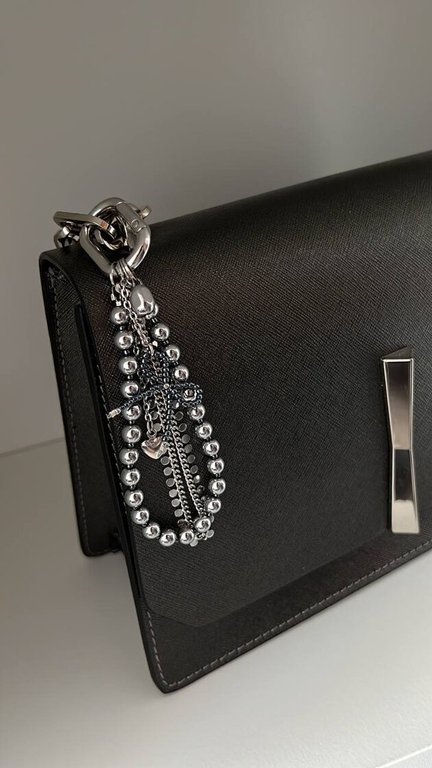 Hematīta ķēde ar dabīgām akmens daļiņām, piemērota rotāšanai un enerģijas līdzsvarošanai.