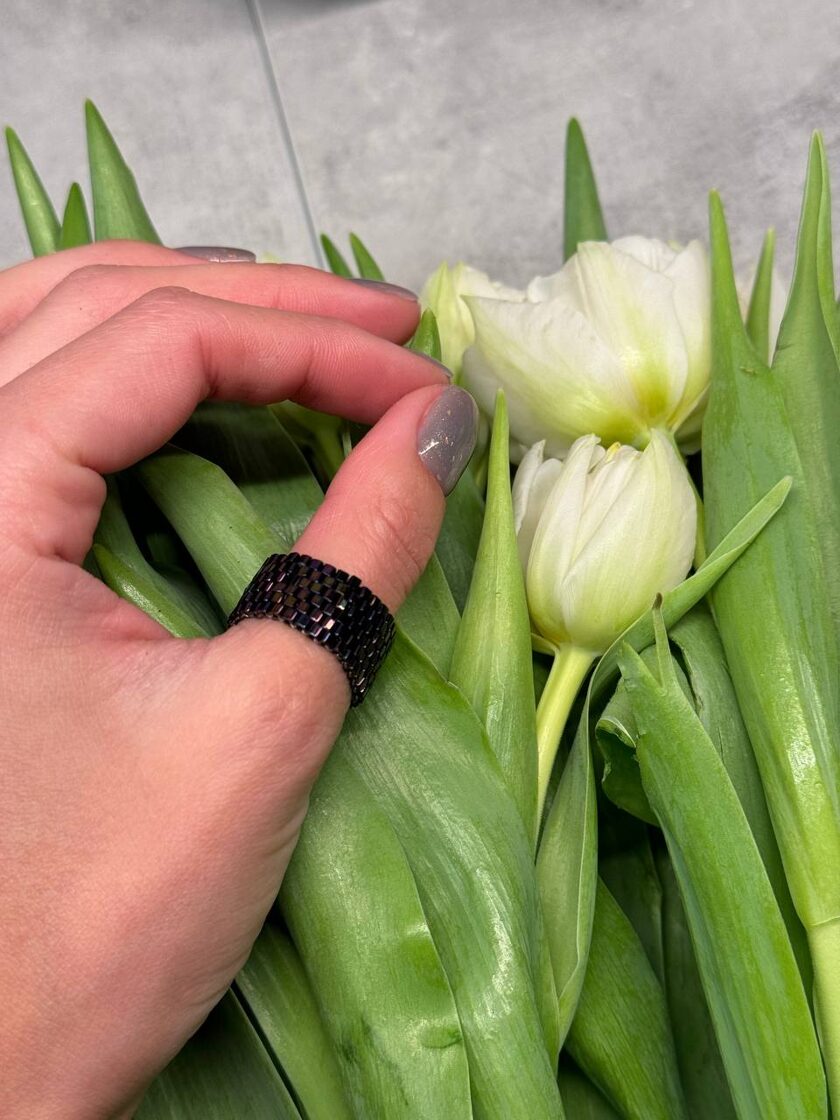 Violetā krāsā veidots gredzens ar cukura tekstūru, elegants un stilīgs aksesuārs.