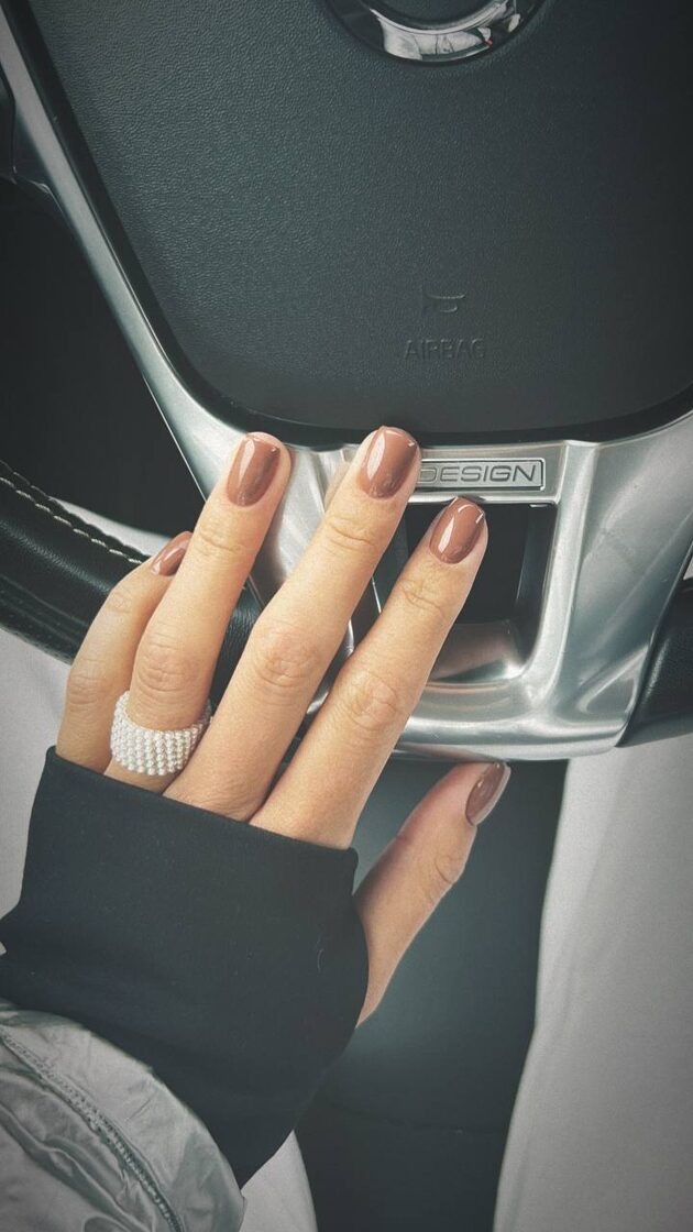 Gredzens ar baltu pērli, elegants un stilīgs rotājums, piemērots jebkurai reizei.