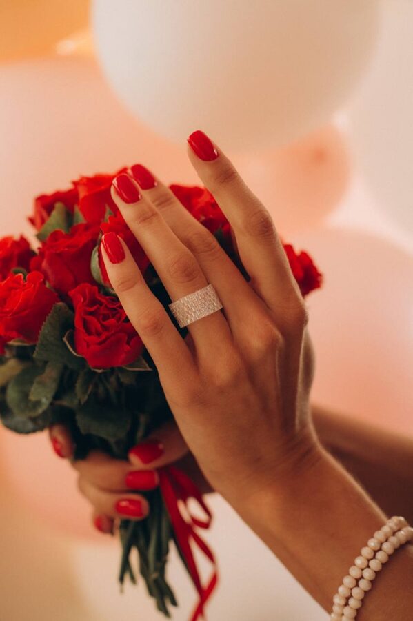 Gredzens White Sugar ar elegantu dizainu un baltiem akmeņiem, piešķir stilīgu akcentu ikdi