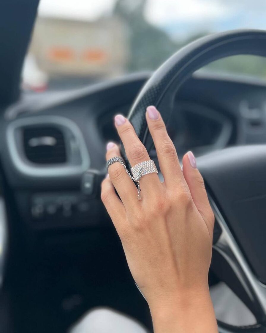 Balts cukurs ar grafītu un zvaigzni, piemērots kulinārijai un dekorēšanai.